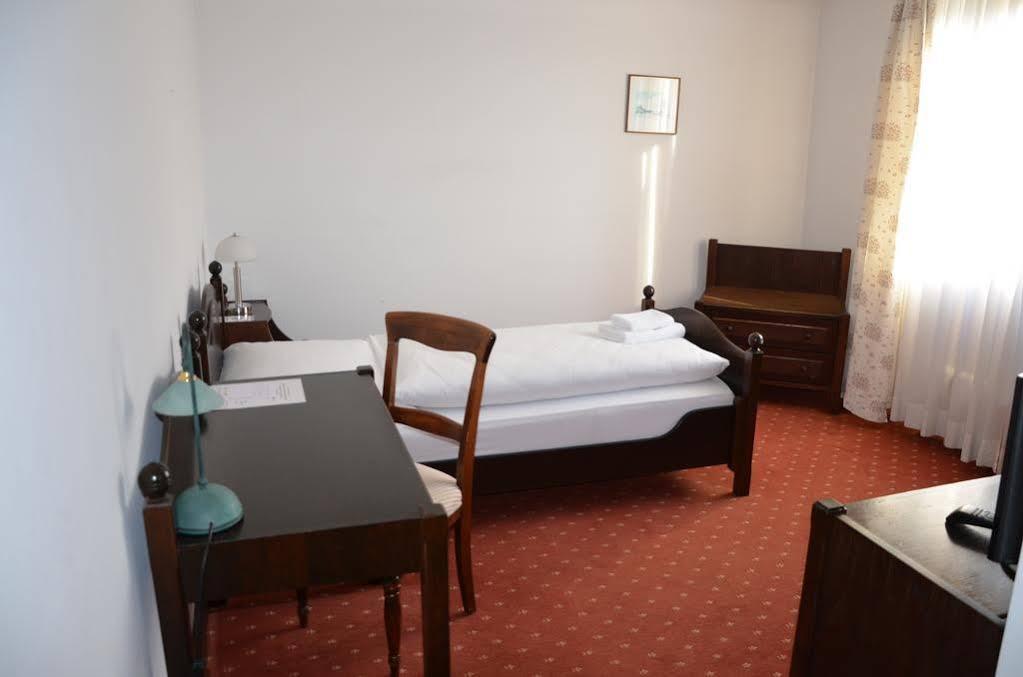 Hotel Zur Traube Moglingen Bagian luar foto