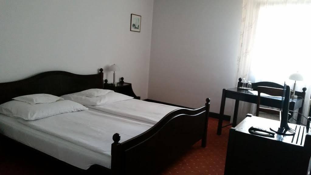 Hotel Zur Traube Moglingen Bagian luar foto