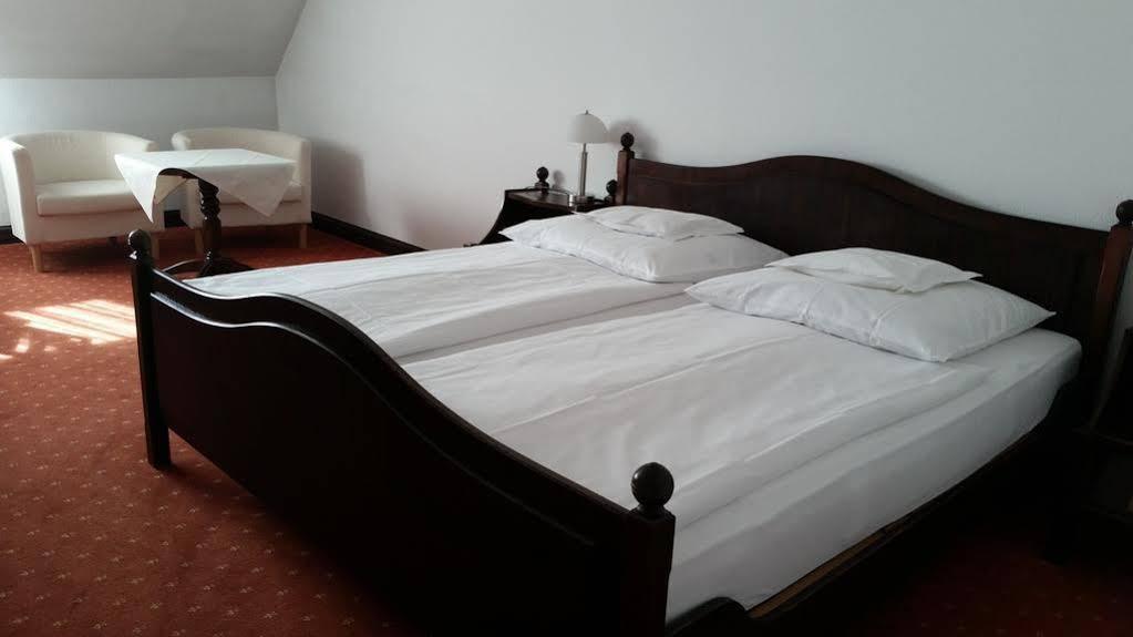 Hotel Zur Traube Moglingen Bagian luar foto