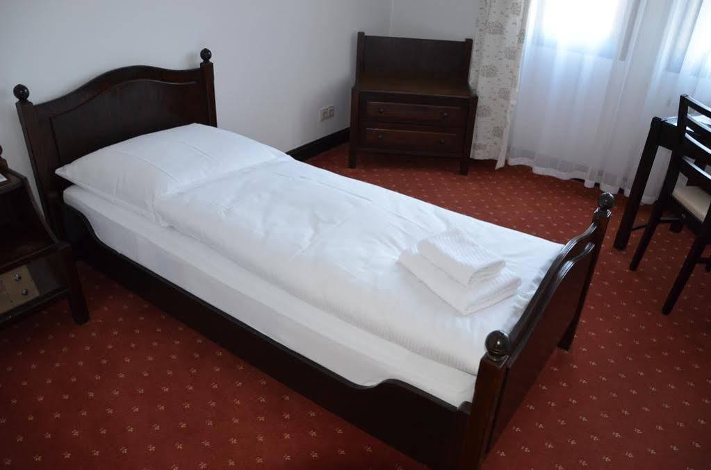 Hotel Zur Traube Moglingen Bagian luar foto