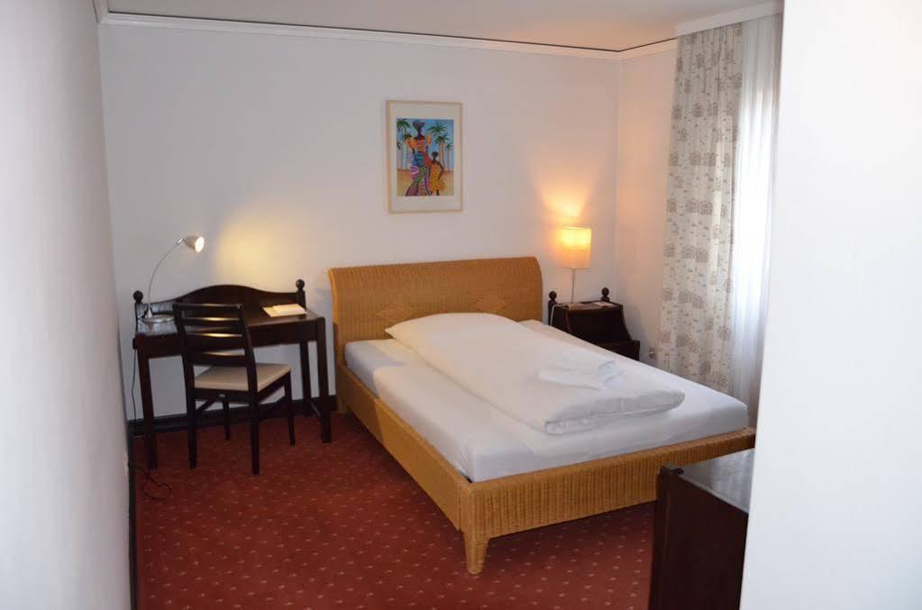 Hotel Zur Traube Moglingen Bagian luar foto