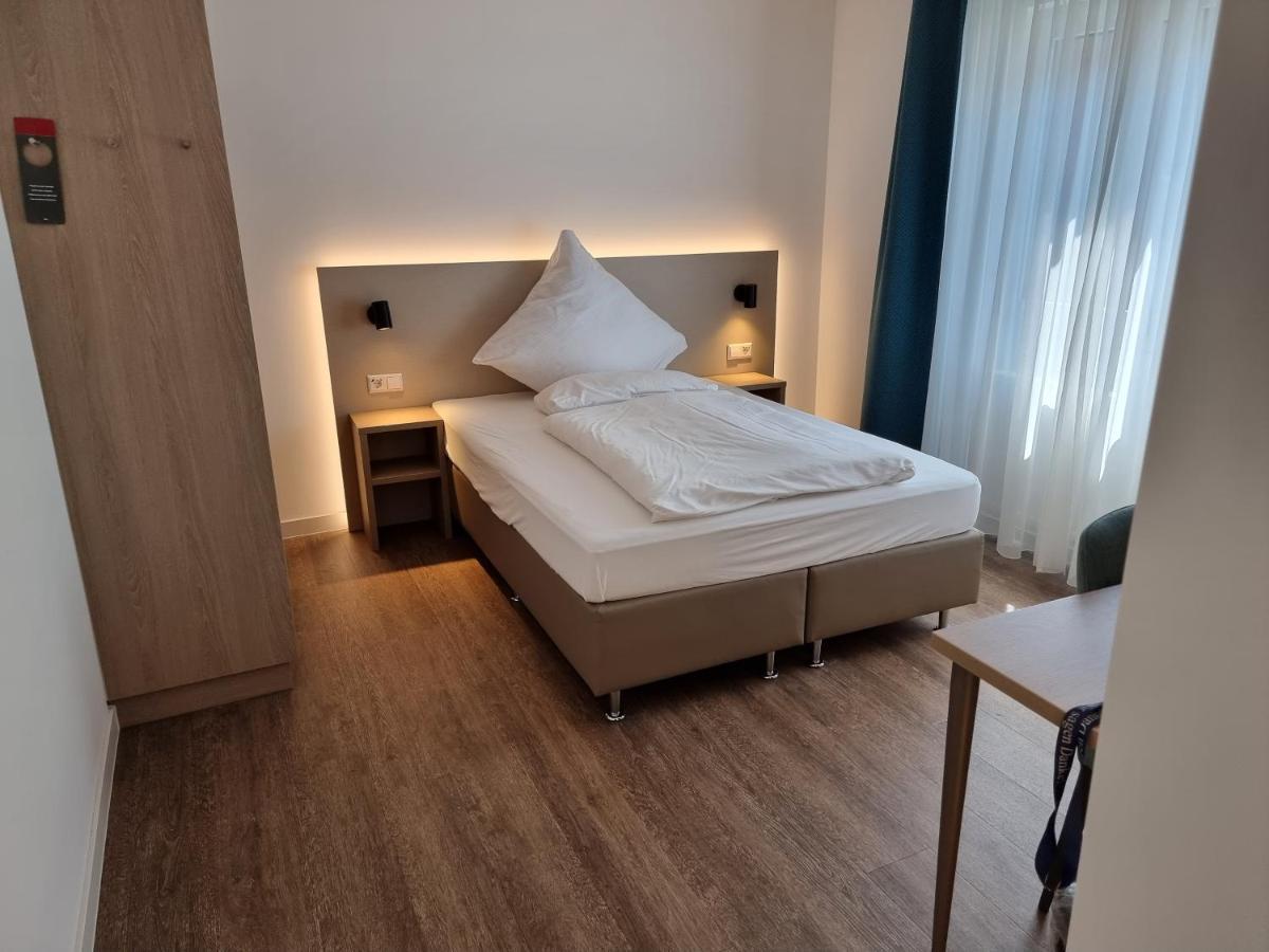 Hotel Zur Traube Moglingen Bagian luar foto